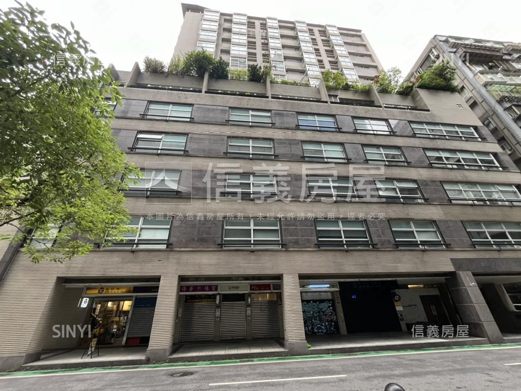 信義世貿高樓附車位房屋室內格局與周邊環境