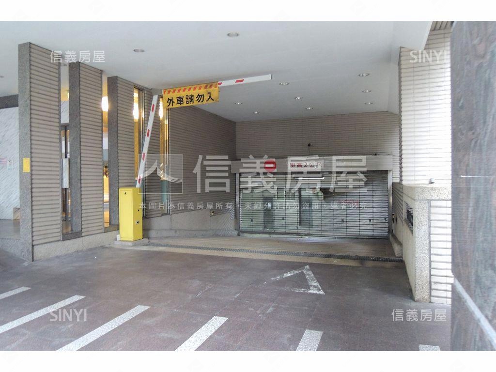 信義世貿高樓附車位房屋室內格局與周邊環境
