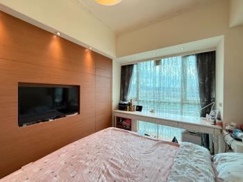 經貿水岸三房車位