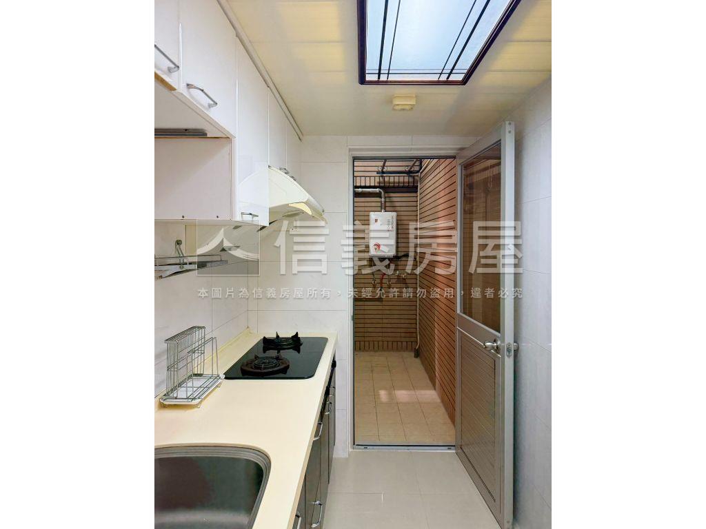 合康三房＋Ｂ２坡平車位房屋室內格局與周邊環境