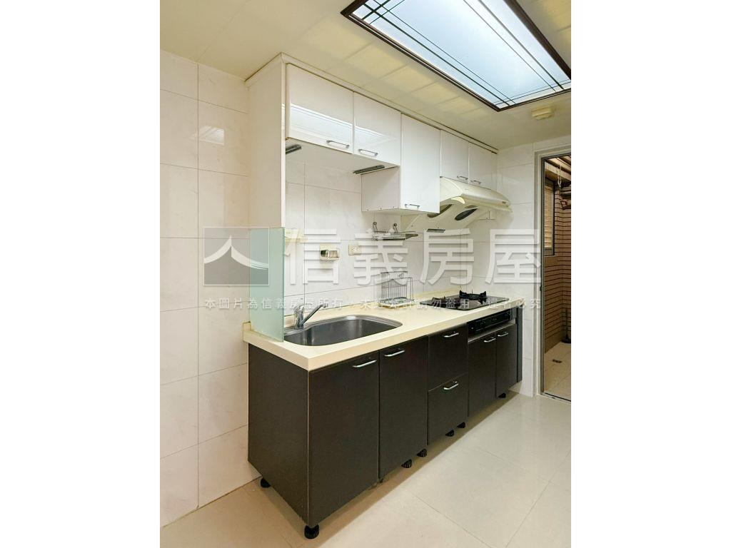 合康三房＋Ｂ２坡平車位房屋室內格局與周邊環境