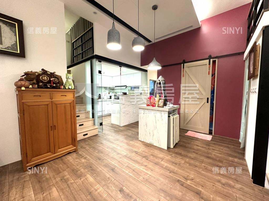 專任山水挑高邊間精美宅房屋室內格局與周邊環境