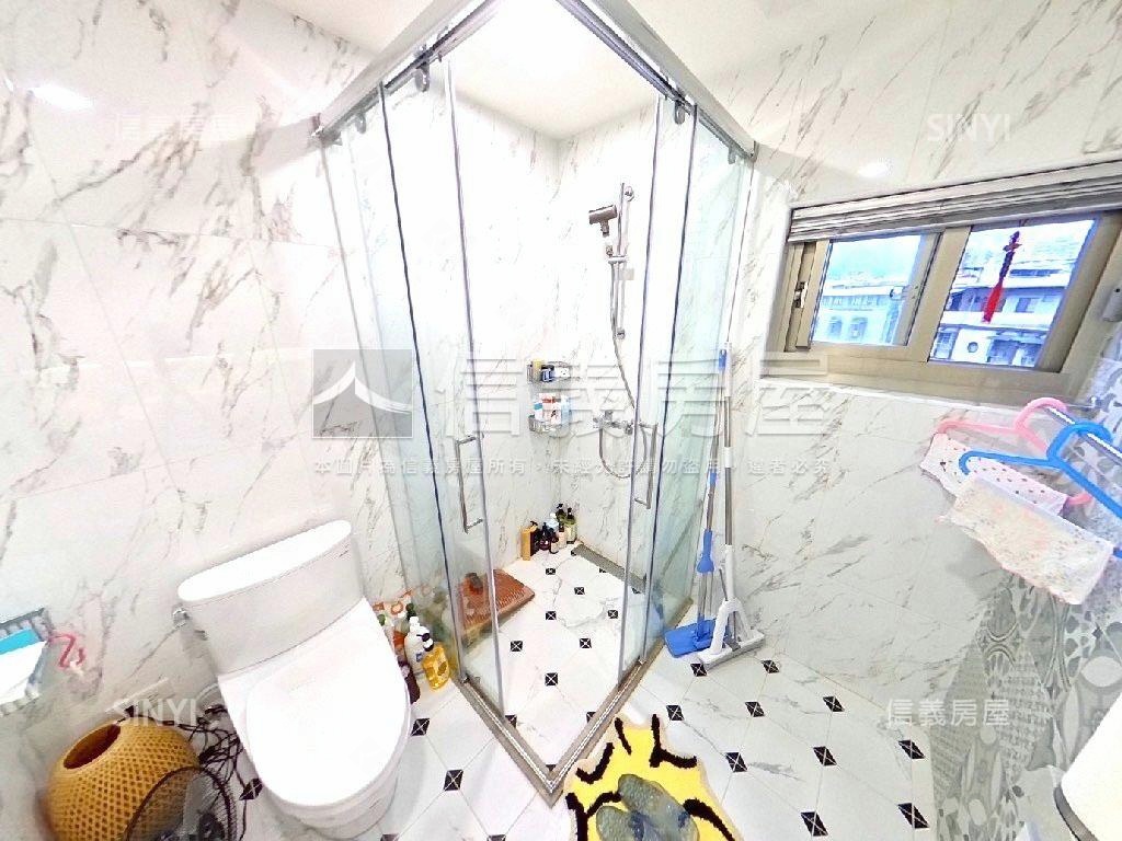 專任山水挑高邊間精美宅房屋室內格局與周邊環境