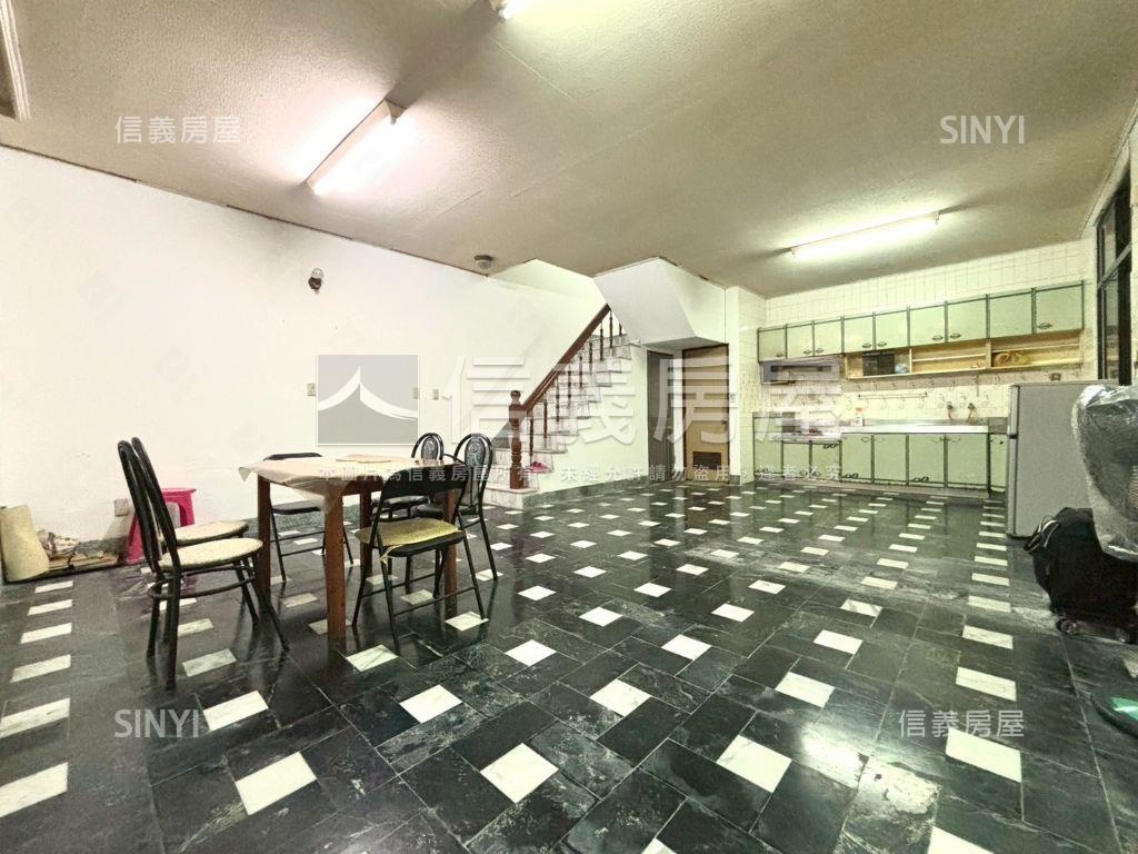 雙城鬧區✦衛民街邊間老厝房屋室內格局與周邊環境