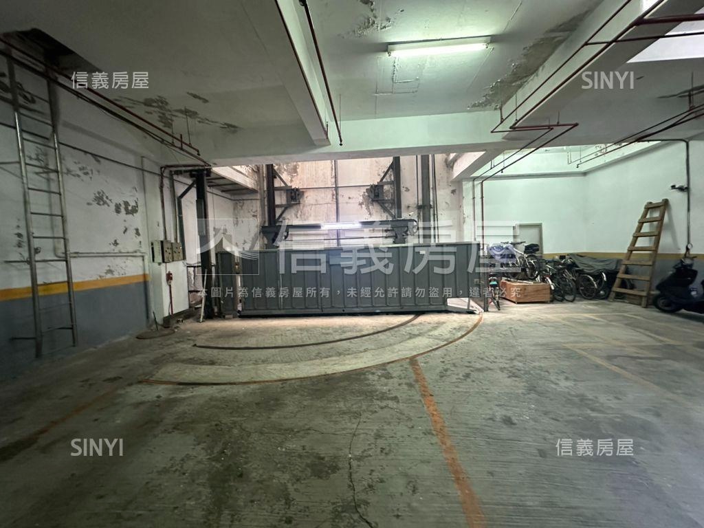 正義北路角窗店面房屋室內格局與周邊環境