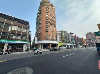 正義北路角窗店面