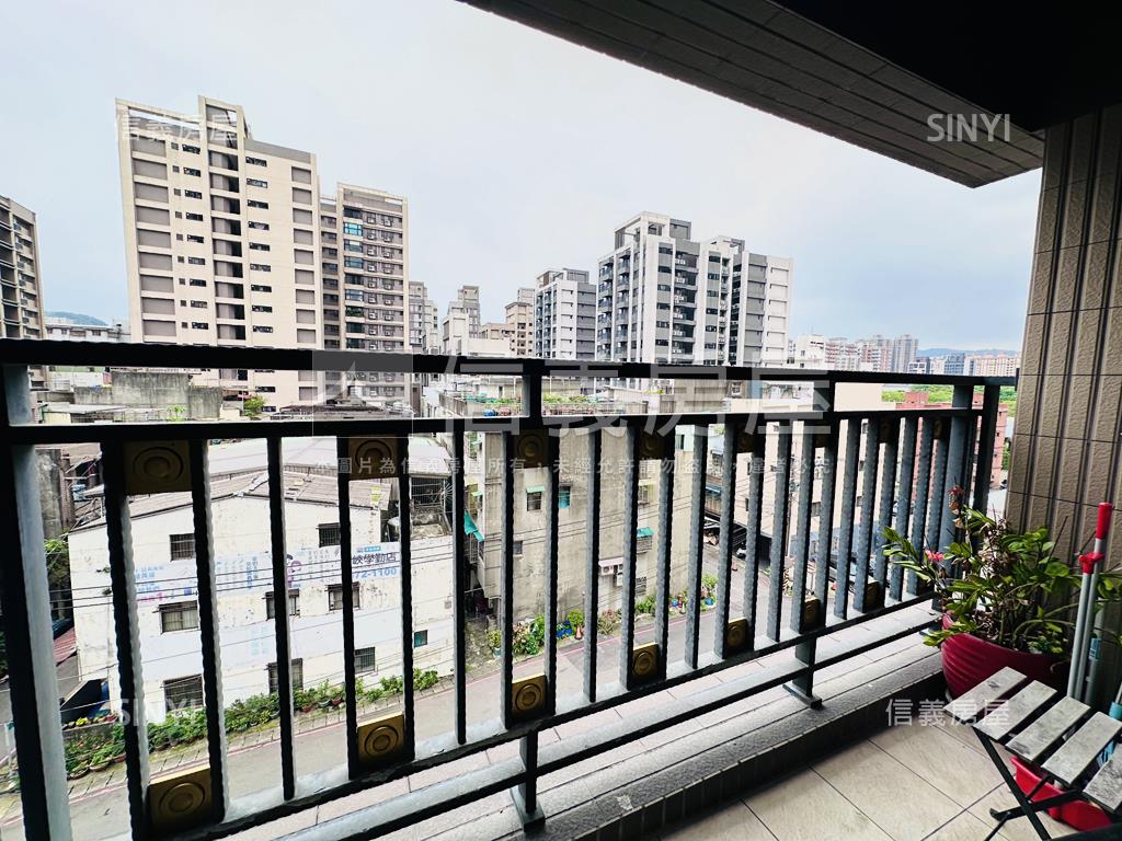 京河。ＭＲＴ精美兩房車位房屋室內格局與周邊環境