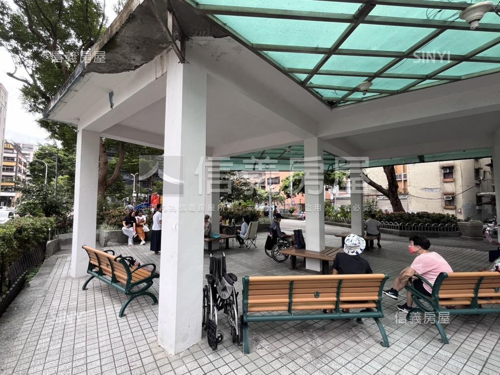 小巨蛋商機好停車人潮金店房屋室內格局與周邊環境