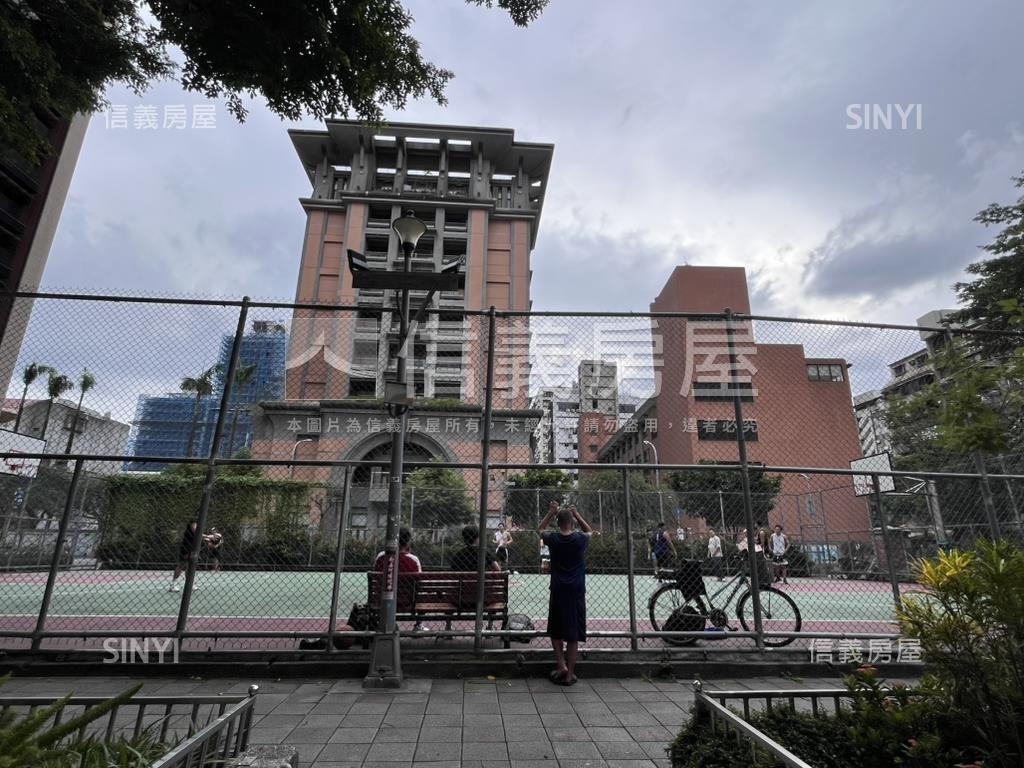 小巨蛋商機好停車人潮金店房屋室內格局與周邊環境