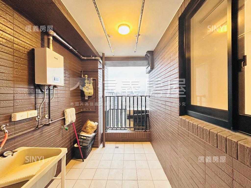 悅峰華次頂樓三房車位房屋室內格局與周邊環境