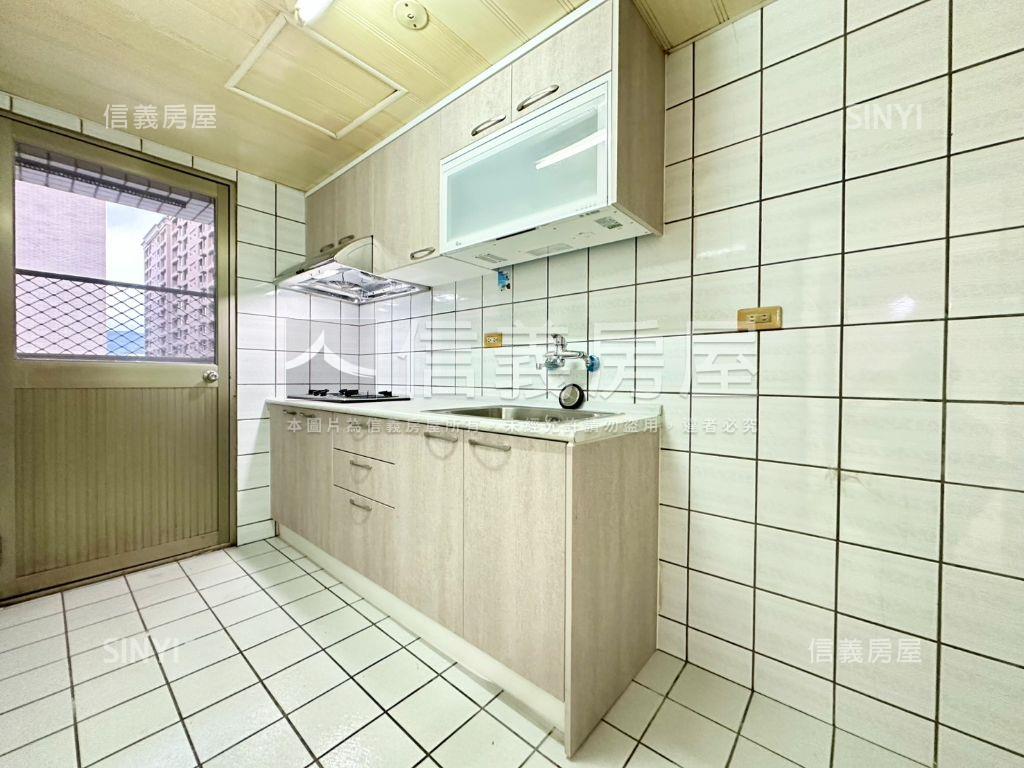 稀有中平路明亮電梯三房房屋室內格局與周邊環境