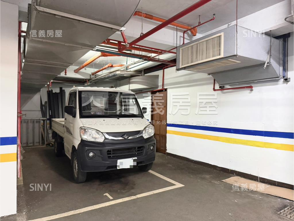 近內科稀有臻品邊間店面房屋室內格局與周邊環境