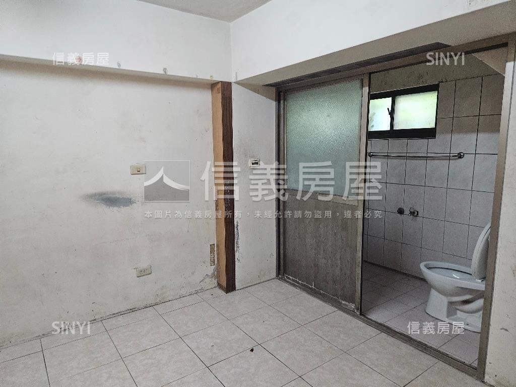 捷運附近震後社區透天房屋室內格局與周邊環境