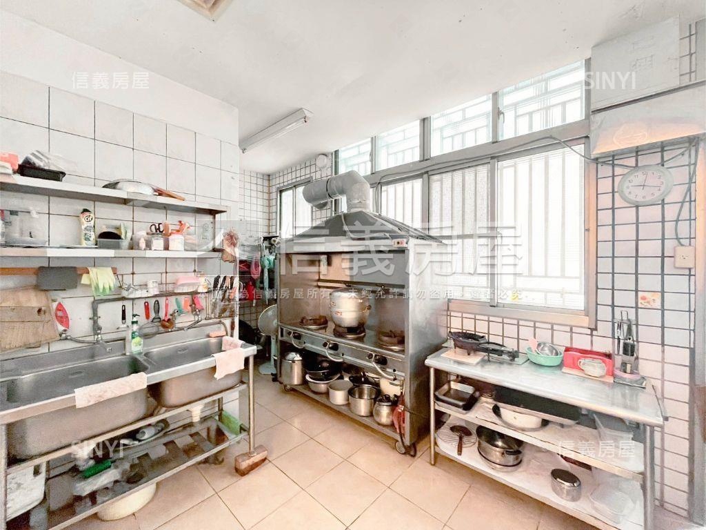近中科西屯大面寬金店面房屋室內格局與周邊環境