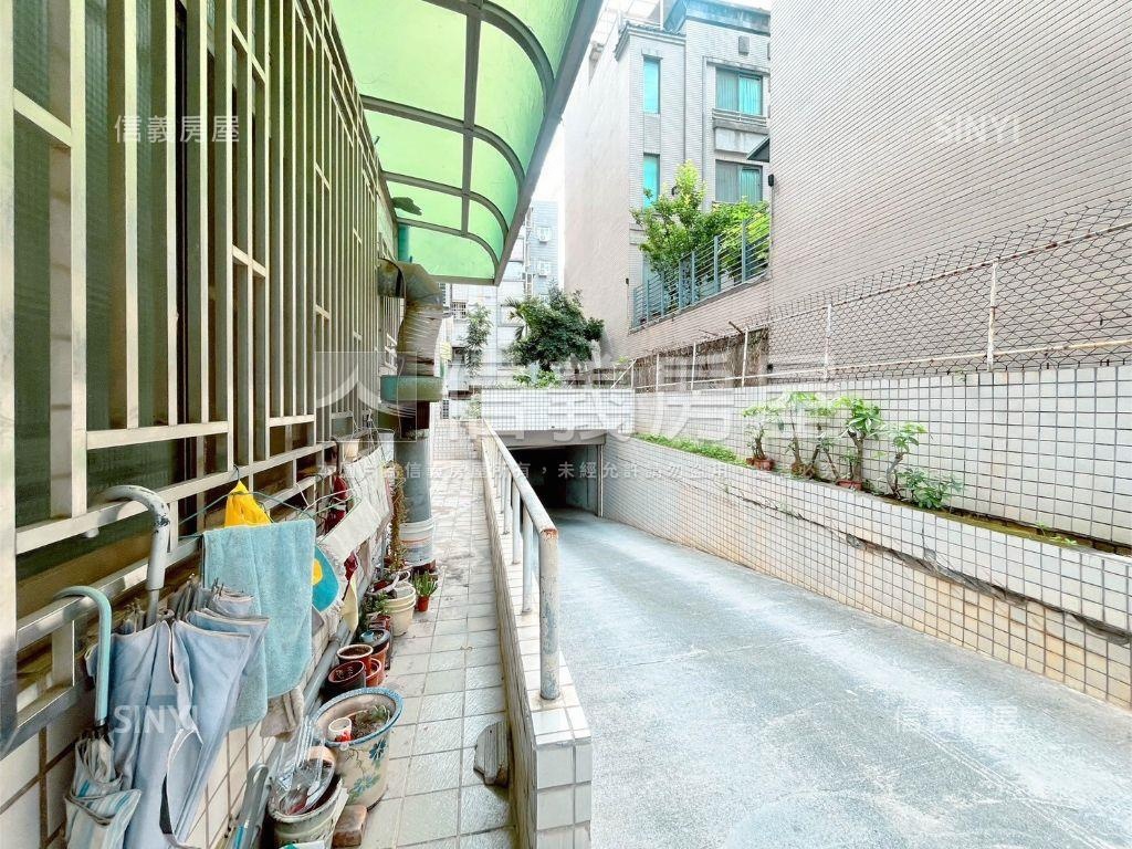 近中科西屯大面寬金店面房屋室內格局與周邊環境