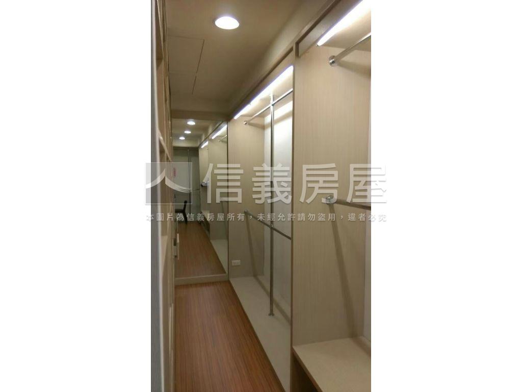 冠東方邊間四房雙車位房屋室內格局與周邊環境