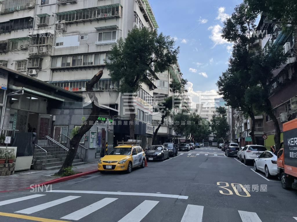 仁愛路四段靜巷電梯４房房屋室內格局與周邊環境