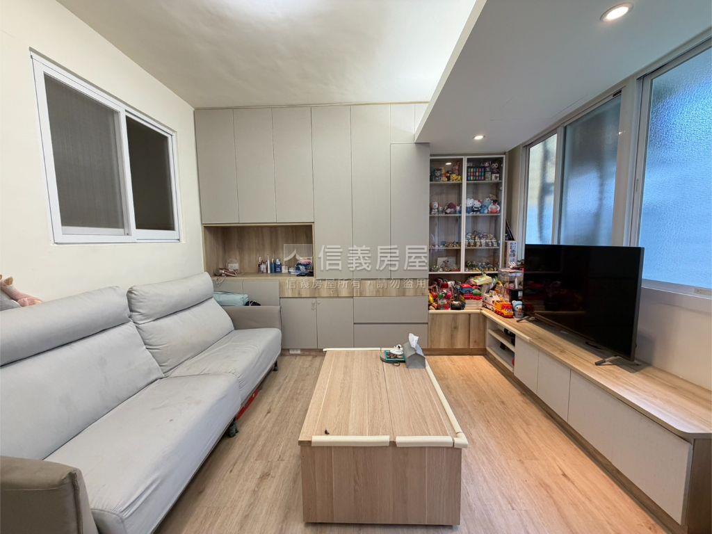 近捷運全聯美裝二樓房屋室內格局與周邊環境
