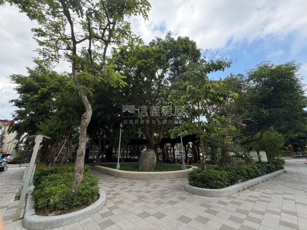 近捷運全聯美裝二樓房屋室內格局與周邊環境