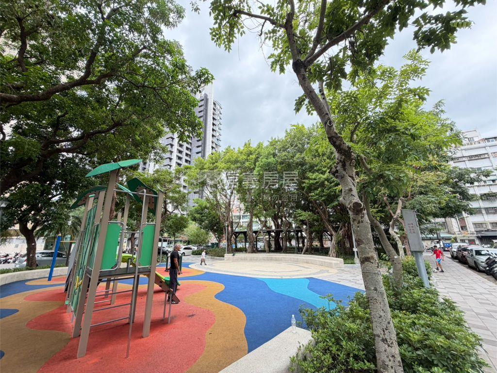 近捷運全聯美裝二樓房屋室內格局與周邊環境