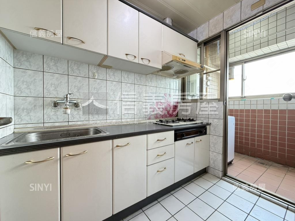 有一間冠桃園讚讚兩房房屋室內格局與周邊環境