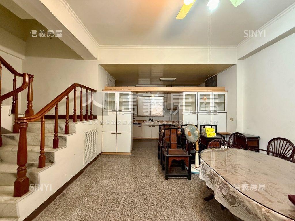 北屯。大面寬別墅房屋室內格局與周邊環境