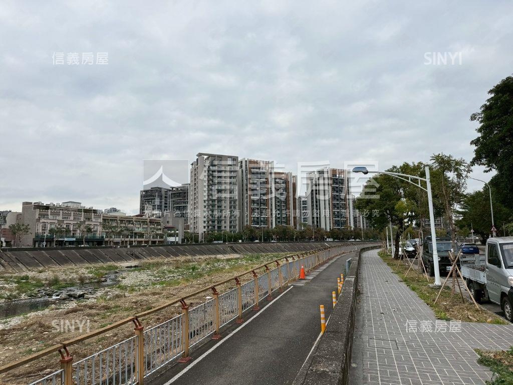 北屯。大面寬別墅房屋室內格局與周邊環境