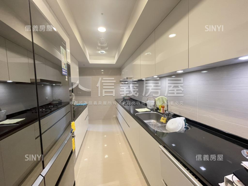 山河景東煒欽品四房車位房屋室內格局與周邊環境