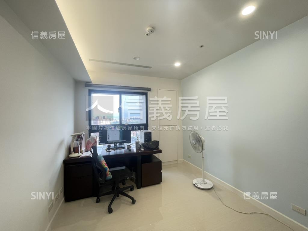 山河景東煒欽品四房車位房屋室內格局與周邊環境