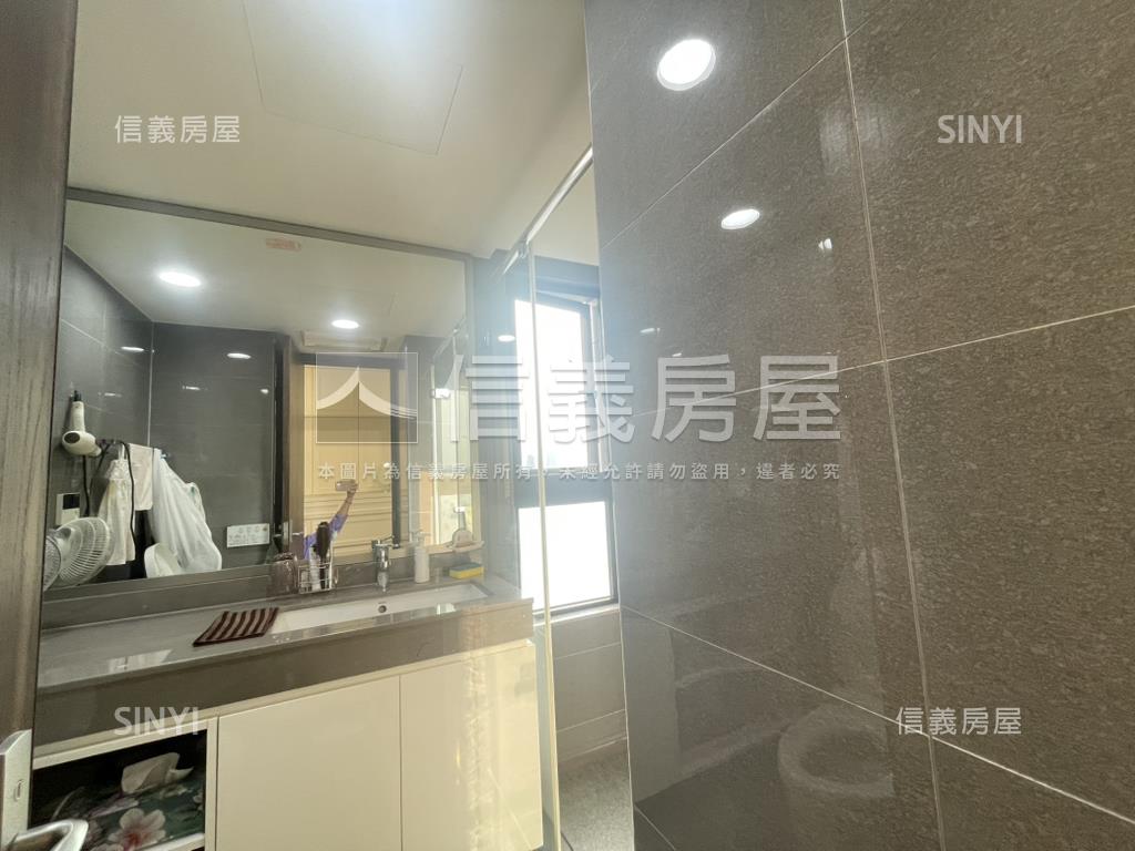 山河景東煒欽品四房車位房屋室內格局與周邊環境