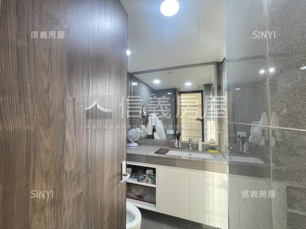 山河景東煒欽品四房車位房屋室內格局與周邊環境