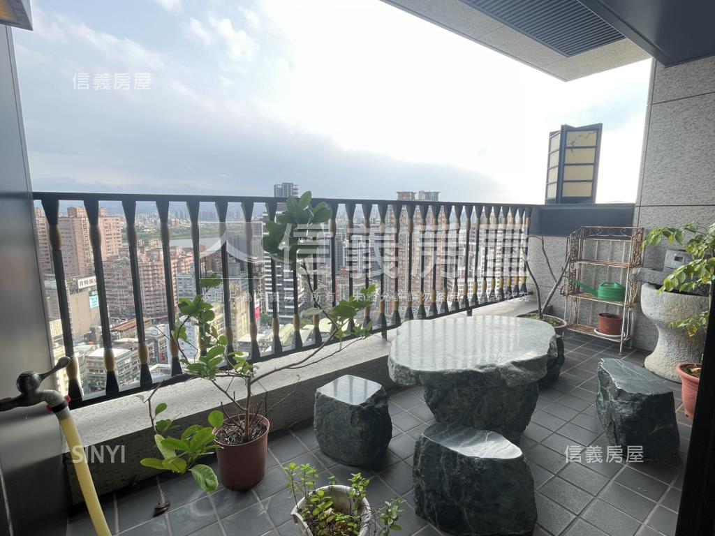 山河景東煒欽品四房車位房屋室內格局與周邊環境