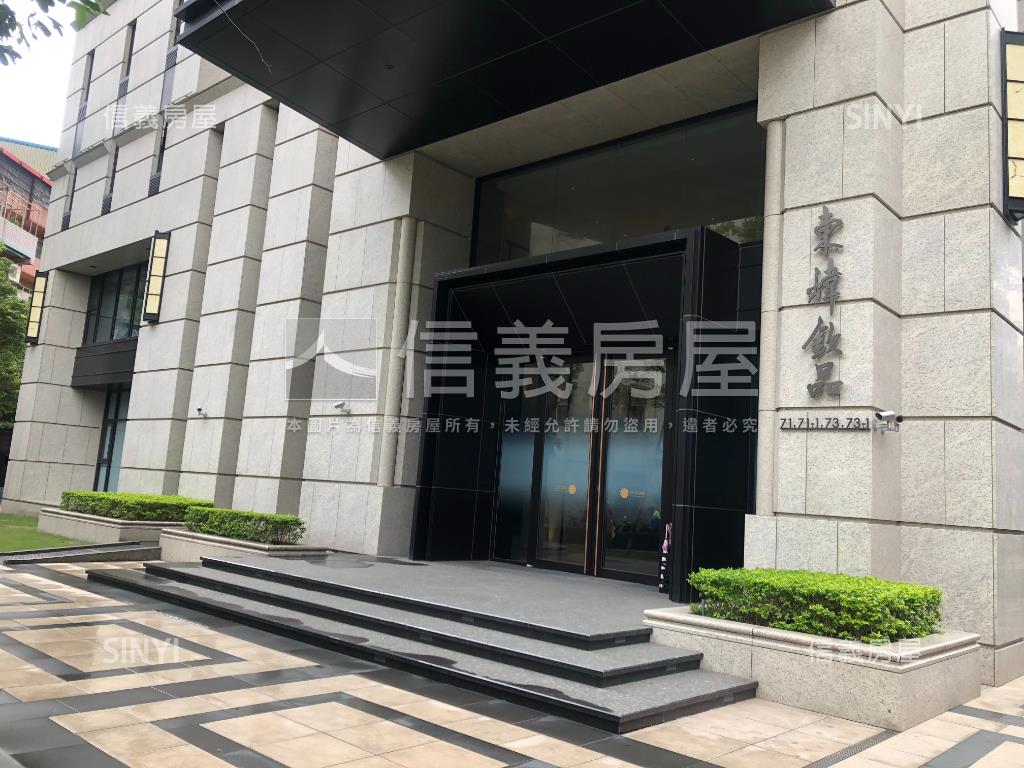 山河景東煒欽品四房車位房屋室內格局與周邊環境