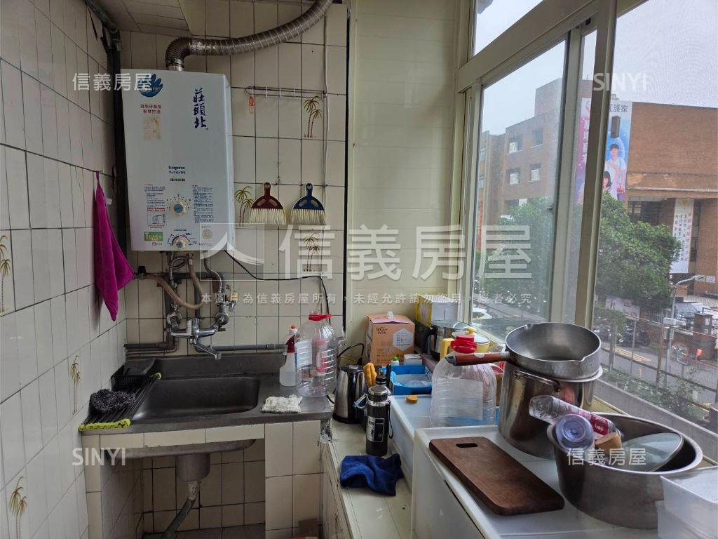 近捷運精緻２房房屋室內格局與周邊環境