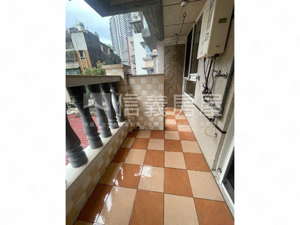 專任玉上園美三房車位房屋室內格局與周邊環境