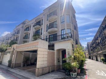 公園首排．電梯雙車美墅△