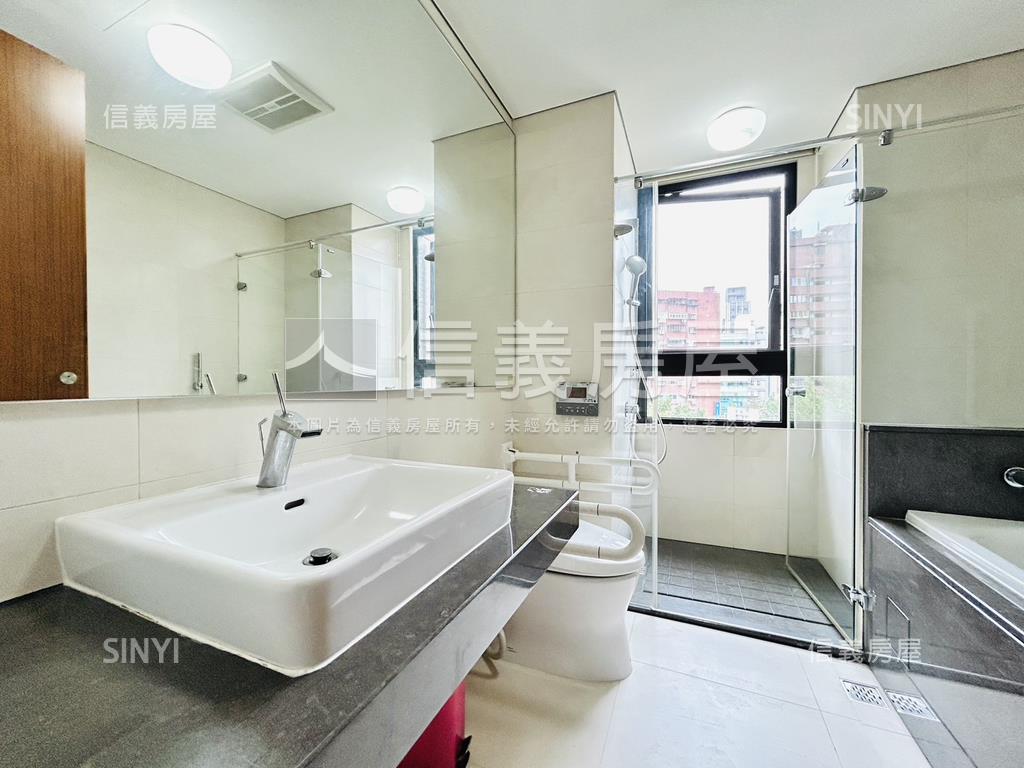 璞真詠真帶兩個坡平車位房屋室內格局與周邊環境