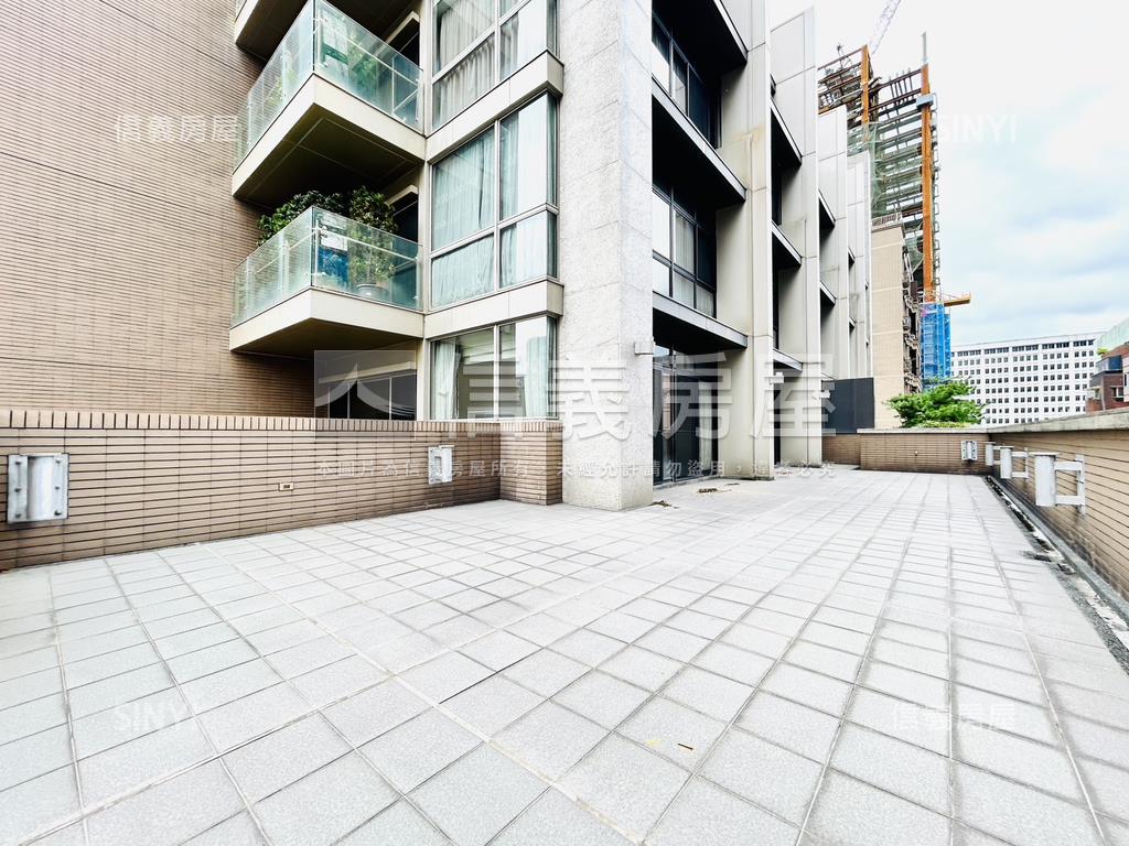 璞真詠真帶兩個坡平車位房屋室內格局與周邊環境