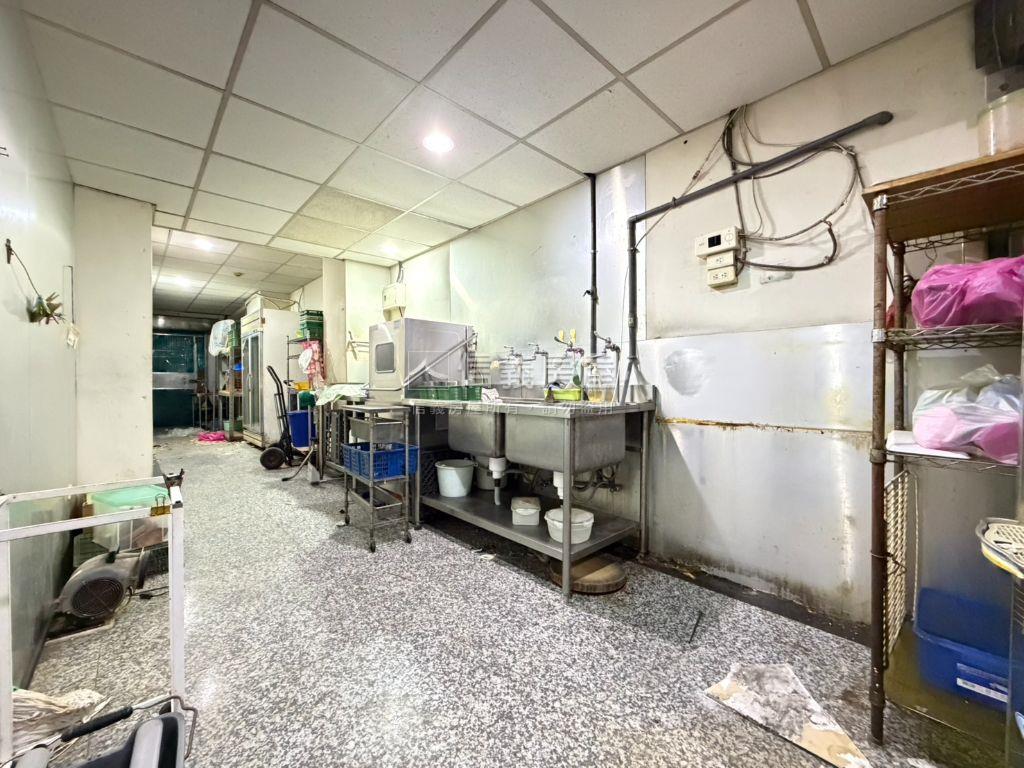 正文心南路大面寬金店面房屋室內格局與周邊環境