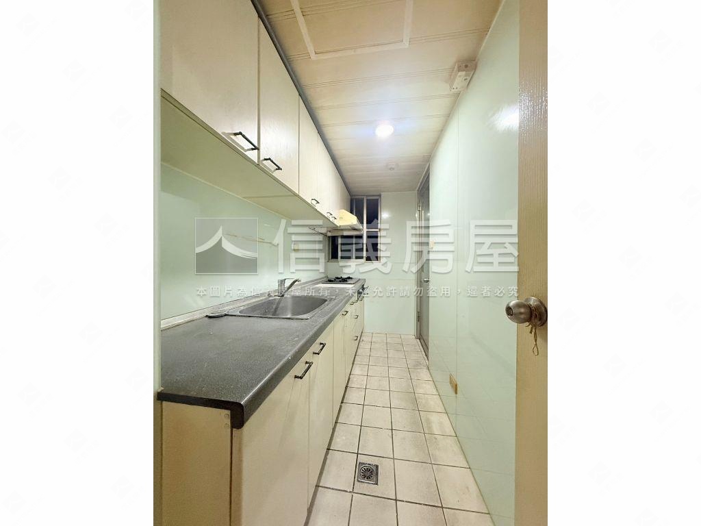 世電社區３房車位房屋室內格局與周邊環境