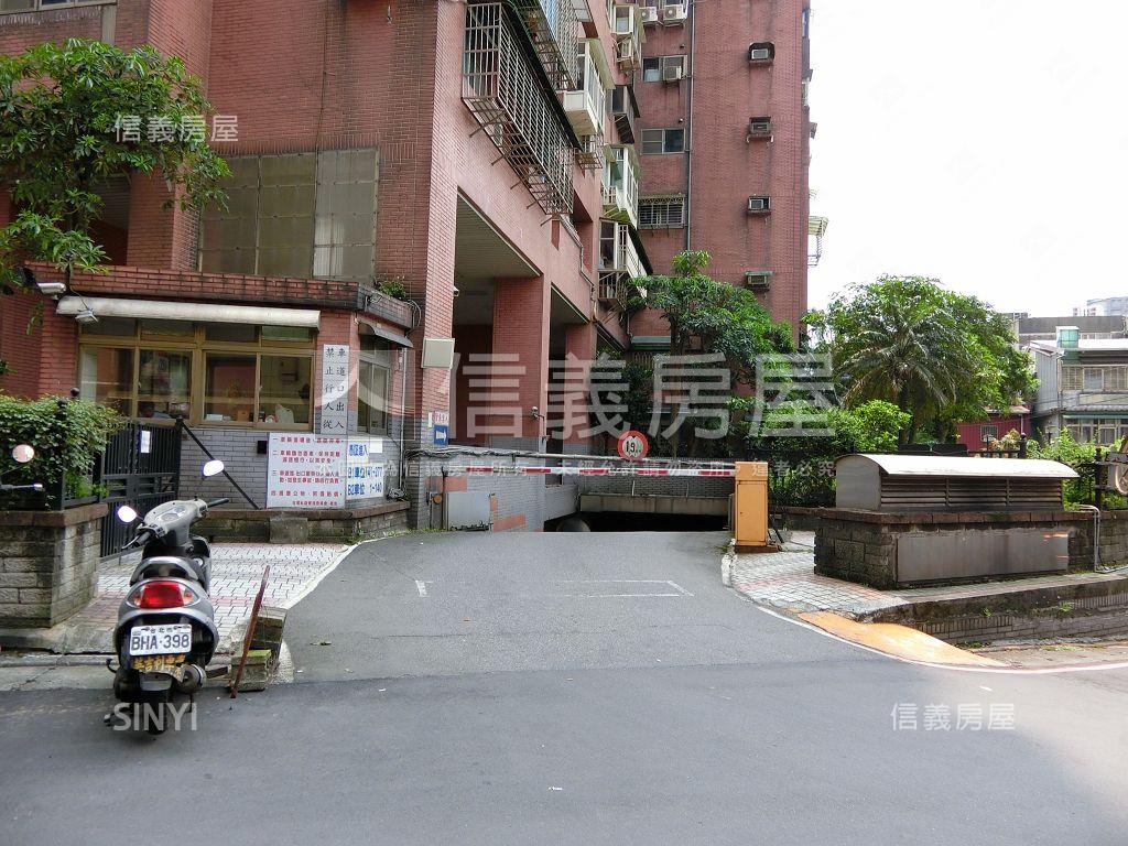 世電社區３房車位房屋室內格局與周邊環境