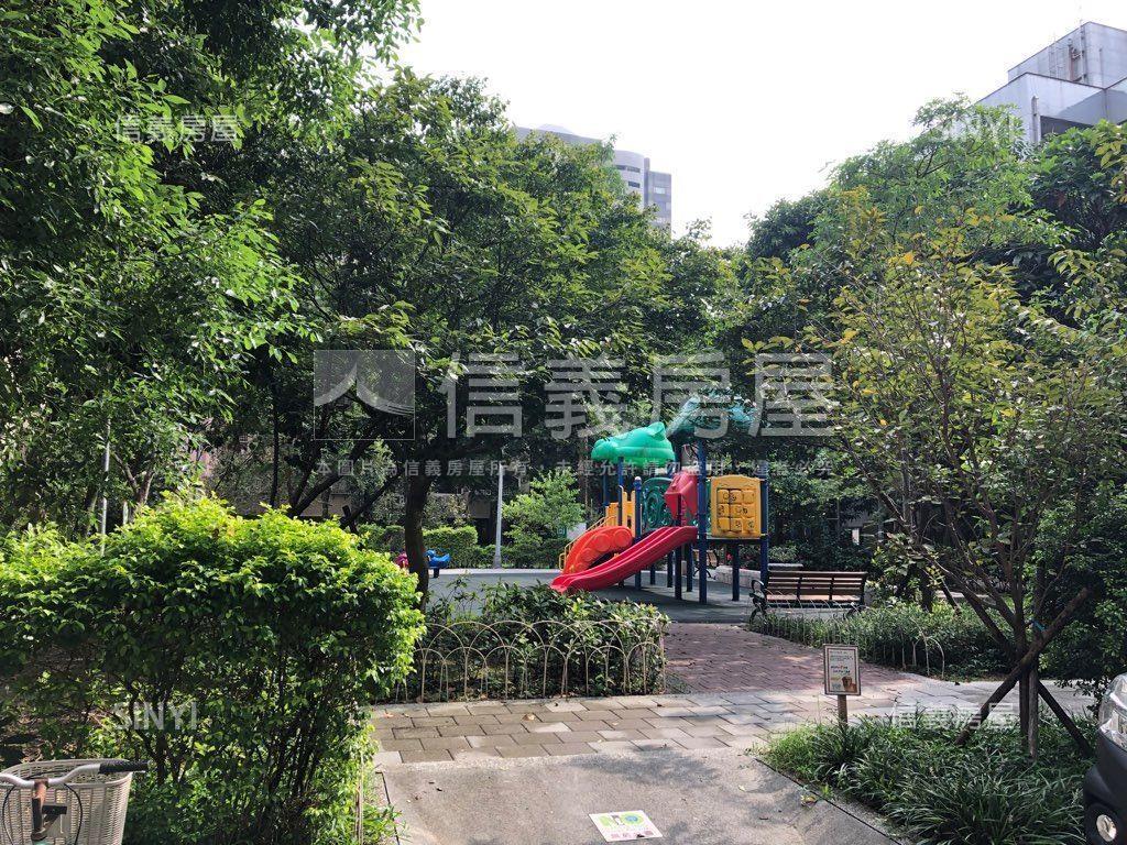 黃金邊間大面寬店面房屋室內格局與周邊環境