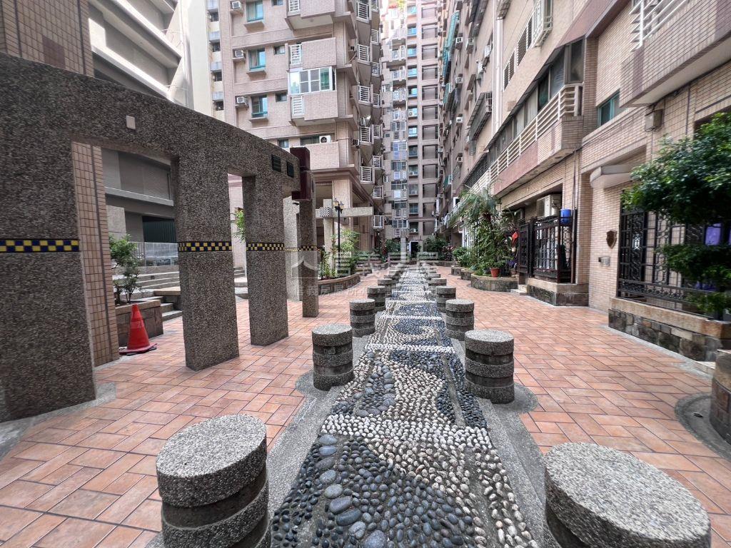 站前北京靚美三房車位房屋室內格局與周邊環境
