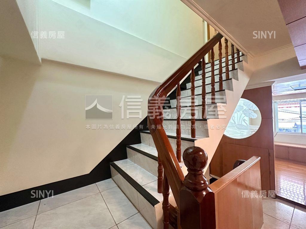 左營稀有邊間金店配平車房屋室內格局與周邊環境