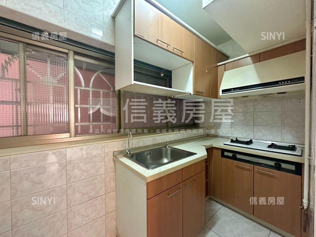 左營稀有邊間金店配平車房屋室內格局與周邊環境