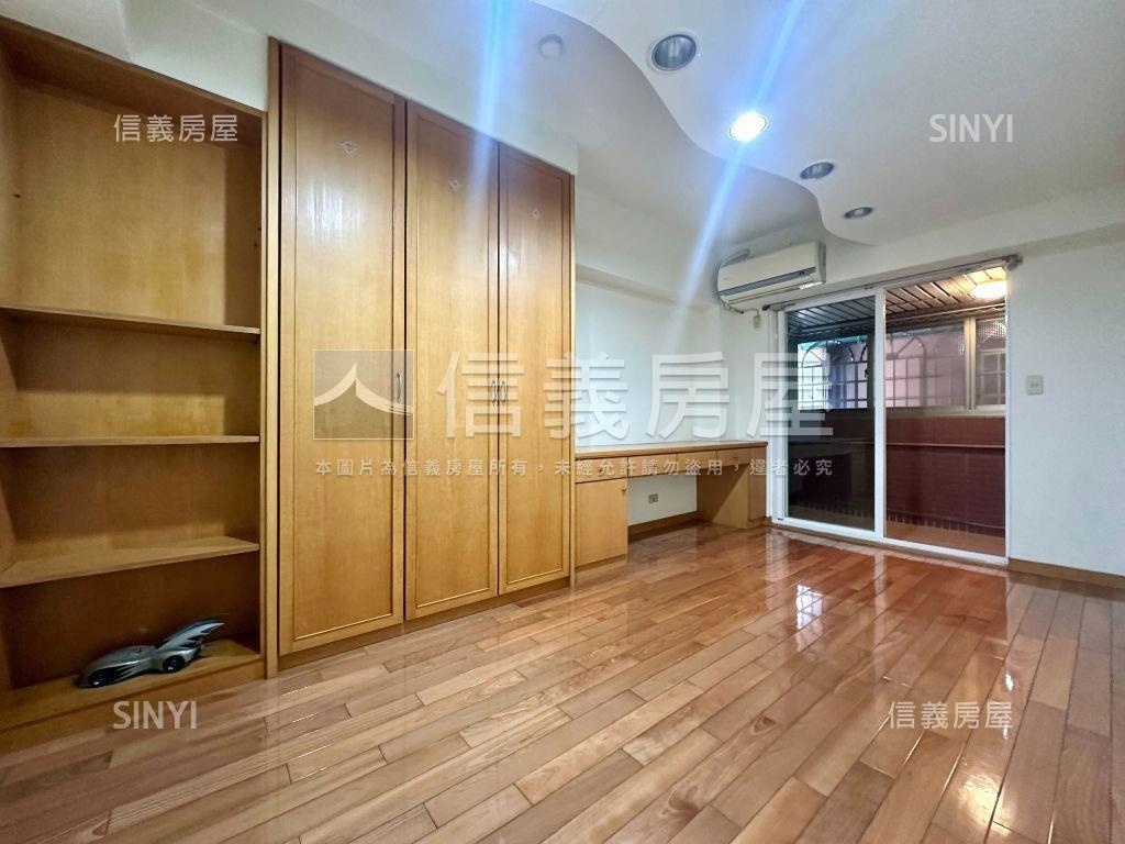 左營稀有邊間金店配平車房屋室內格局與周邊環境