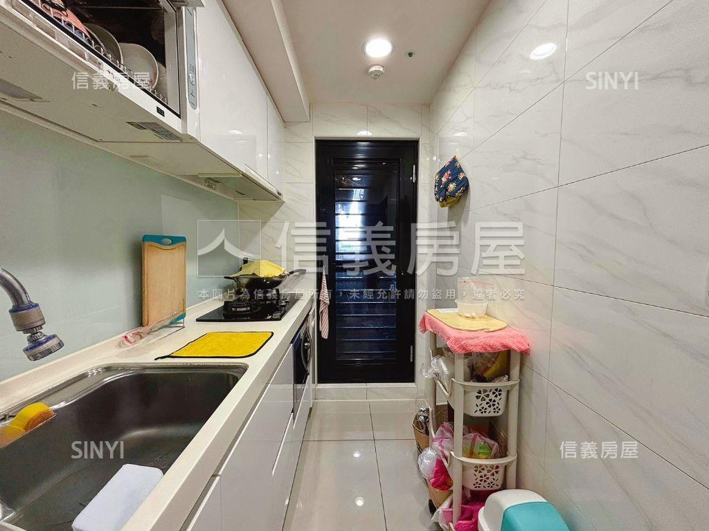 晴空景觀三房車位房屋室內格局與周邊環境
