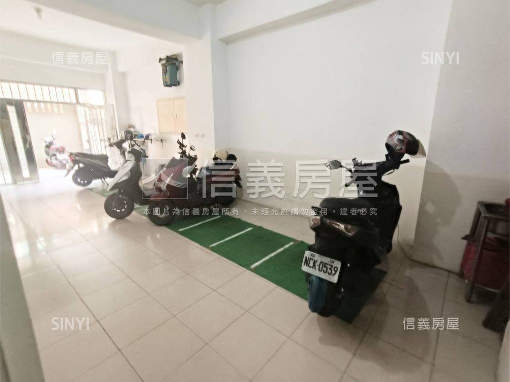 近Ｒ１５捷運面寬電梯學舍房屋室內格局與周邊環境