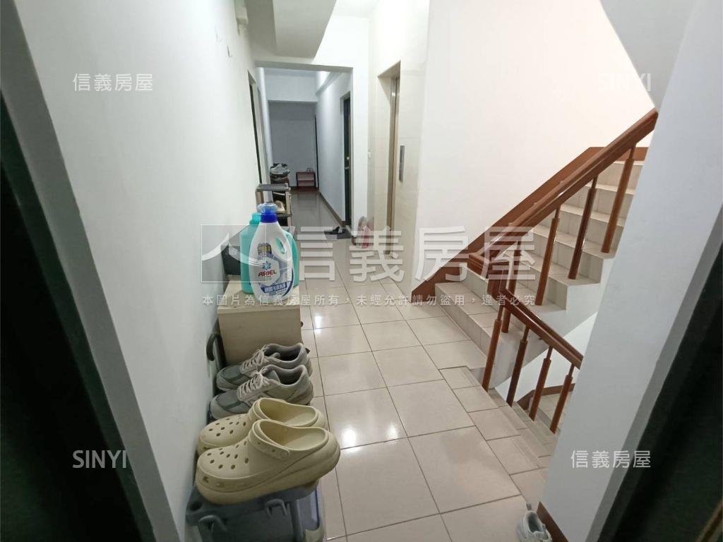近Ｒ１５捷運面寬電梯學舍房屋室內格局與周邊環境