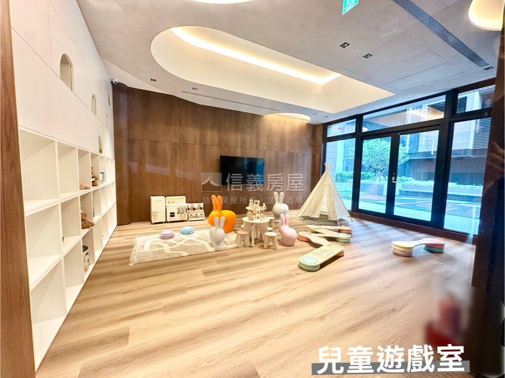 新美齊画世代悠活２房車位房屋室內格局與周邊環境
